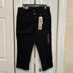 New with tags, Levi’s black Capri jeans